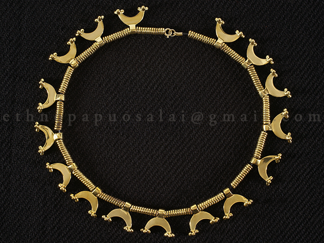 Vėrinys iš pusmėnulio formos kabučių ir įvijėlių. Pagal radinį iš Vaineikių, Rokiškio raj. IIIa. 